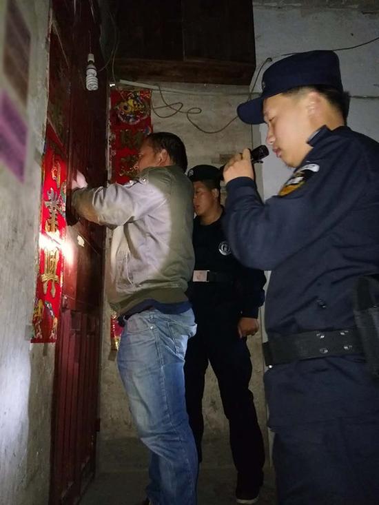 油迈瑶族乡粗心妈妈误将幼女锁家中 民警全城寻开锁师傅开门